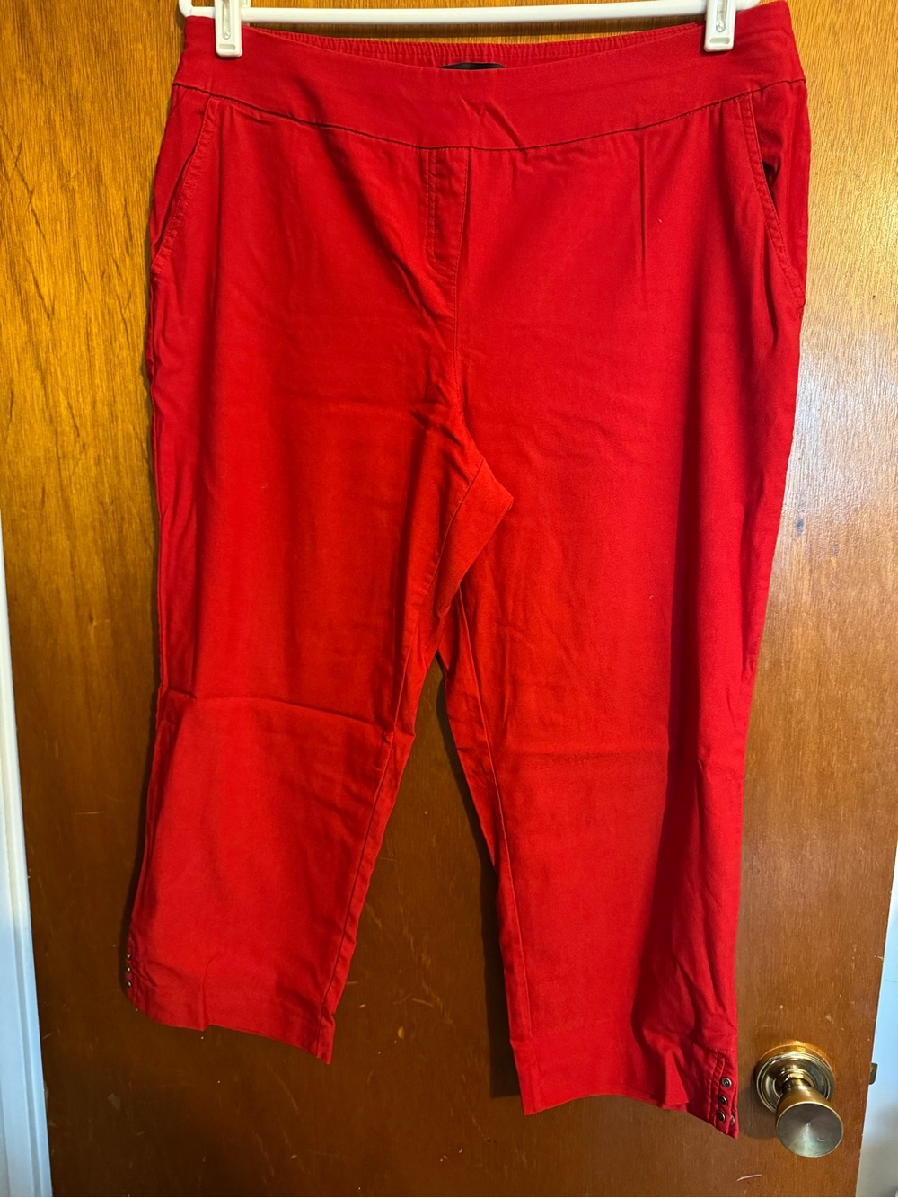 Women’s Red Pull-On Capri Pants